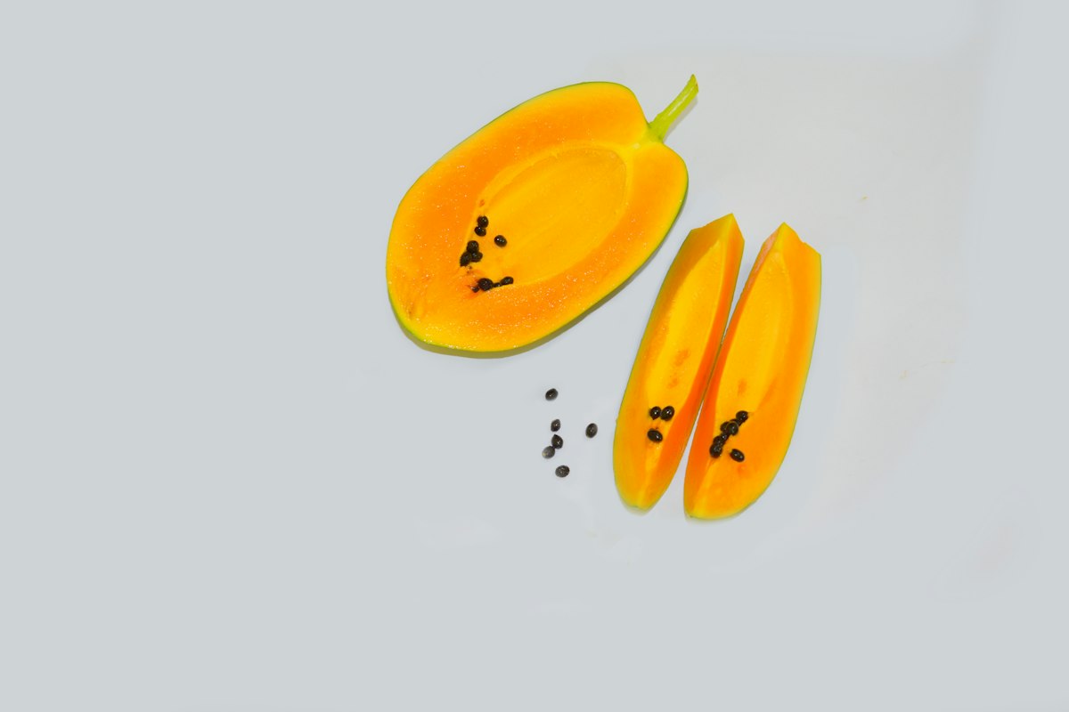 Infusión de semillas de papaya en taza de vidrio